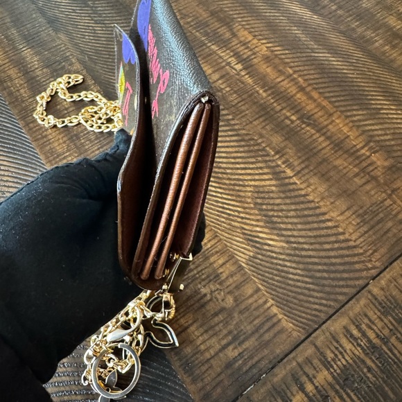 - Louis Vuitton
Vintage LV Monogram Sarah Wallet designed by me hand paint… - Picture 6 of 16